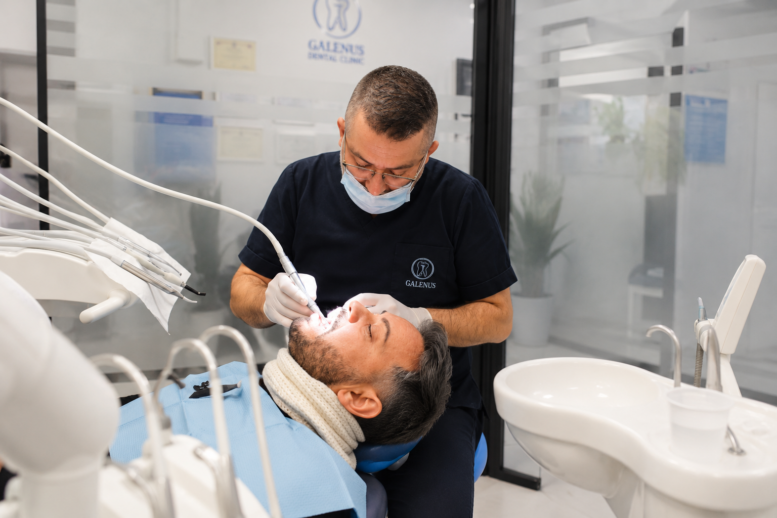 Il Dott. Oresti Taci al lavoro nella sala operatoria di Galenus Dental Clinic